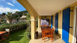 Outdoor dining - Beautiful and peaceful villa in a residence (Villeneuve-Loubet)