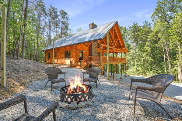 Property grounds - Secluded 6-bedroom Log Cabin Nestled in the Pines (Logan)
