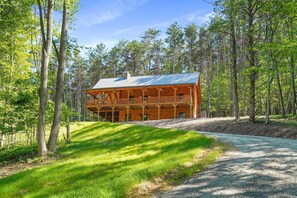 Exterior - Secluded 6-bedroom Log Cabin Nestled in the Pines (Logan)