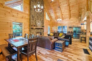 Smart TV, fireplace, DVD player, table football - Secluded 6-bedroom Log Cabin Nestled in the Pines (Logan)