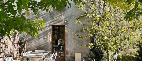 تناول الطعام بالخارج