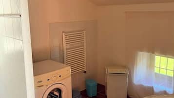 Regadera, secadora de cabello, jabón