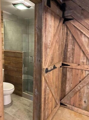 Ducha, toallas, papel higiénico