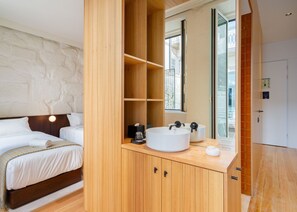 Comfort Twin Room | Bathroom | Shower, rainfall showerhead, free toiletries, hair dryer - Boutique Hotel (Porto)
