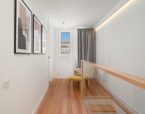 Luksus-toetasjesleilighet, tekjøkken, byutsikt | Sengetøy av topp kvalitet, memory foam-senger og safe på rommet