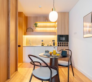 Luxury Studio, Kitchenette, Courtyard View | Premium bedding, memory foam beds, in-room safe, individually decorated - Boutique Hotel (Porto)