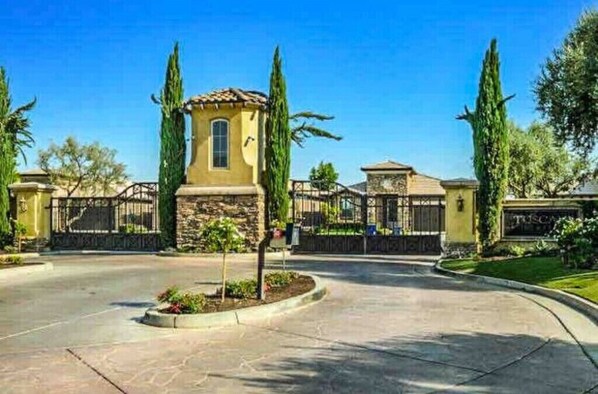 Property grounds - Executive Home | Golf Course Front (Fresno)