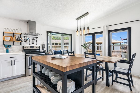 Full-size fridge, microwave, oven, stovetop