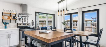 Conroe Lakefront Retreat w/boat dock, kayaks, games, wave runner & boat lift