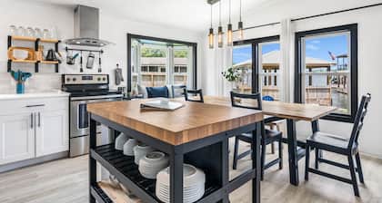 Conroe Lakefront Retreat w/boat dock, kayaks, games, wave runner & boat lift