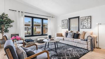 Smart TV, Netflix, Hulu, streaming services