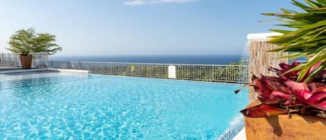 Piscine extérieure, piscine à débordement