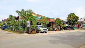 A building with a sign indicating it is a hotel. - OYO 91768 Hotel Tanjung Permai (Tanjung Selor)