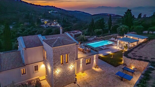 Une villa dotée d’une piscine, d’un espace extérieur aménagé et offrant une vue sur les collines environnantes.