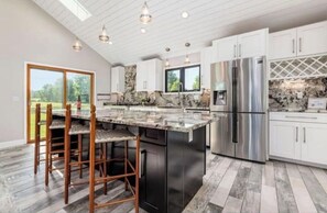 Geladeira, micro-ondas, fogão, cooktop