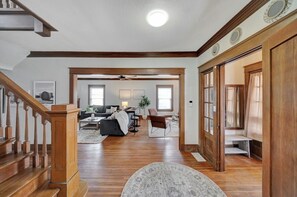 Smart TV, fireplace, video games - 🍸🫒HUGE Luxurious 6BR+ Historic Gem by UNL Huskers: VRBO Lincoln NE - Pets OK (Lincoln)