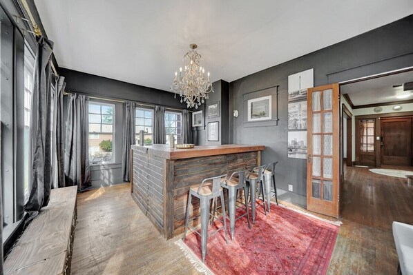 Interior - 🍸🫒HUGE Luxurious 6BR+ Historic Gem by UNL Huskers: VRBO Lincoln NE - Pets OK (Lincoln)