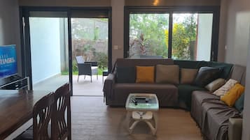 Apartament familiar | Sala d'estar | Televisor intel·ligent de 106 polzades amb canals per cable i Netflix