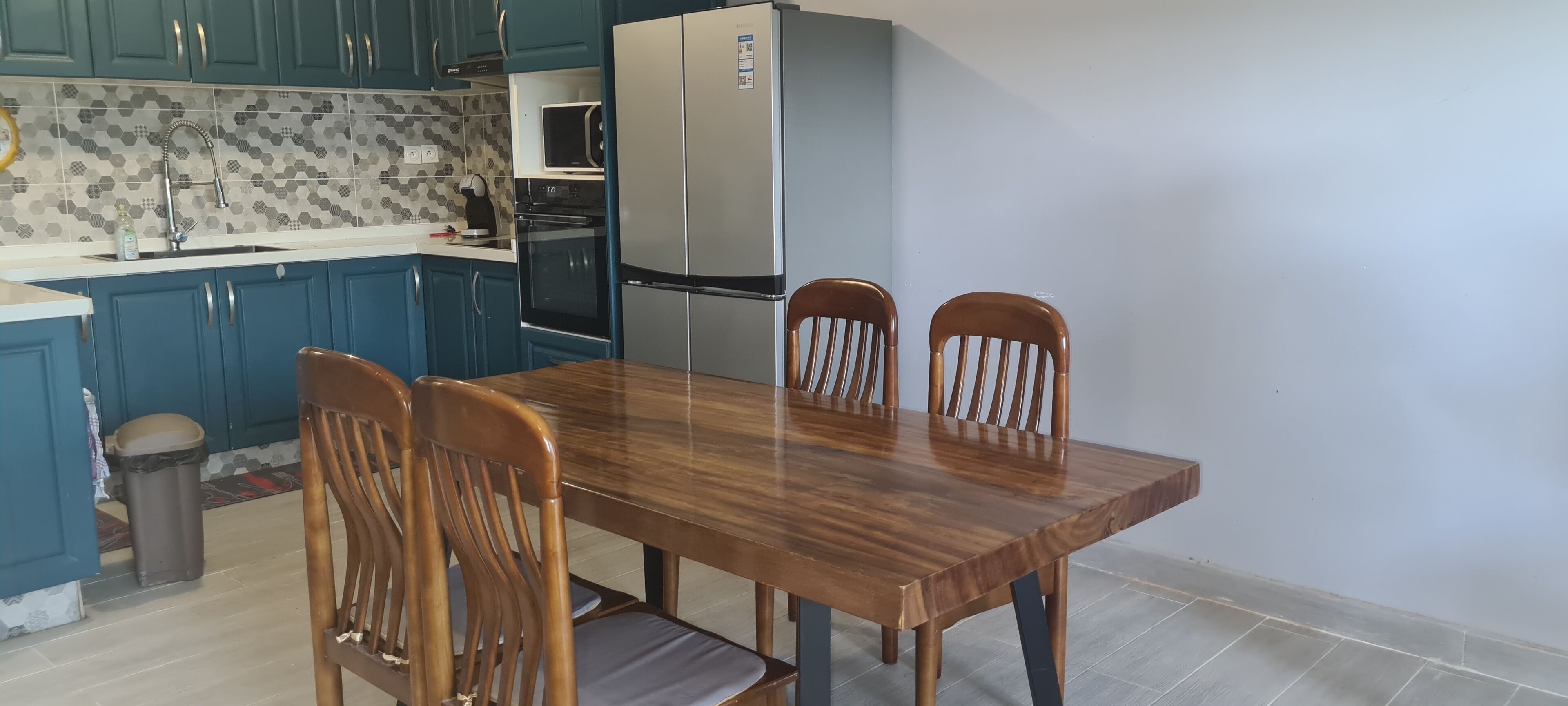 Apartemen Keluarga | Dapur pribadi | Lemari es besar, microwave, oven, dan kompor