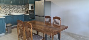 Familieleilighet | Eget kjøkken | Kjøleskap, mikrobølgeovn, ovn og kokeplater