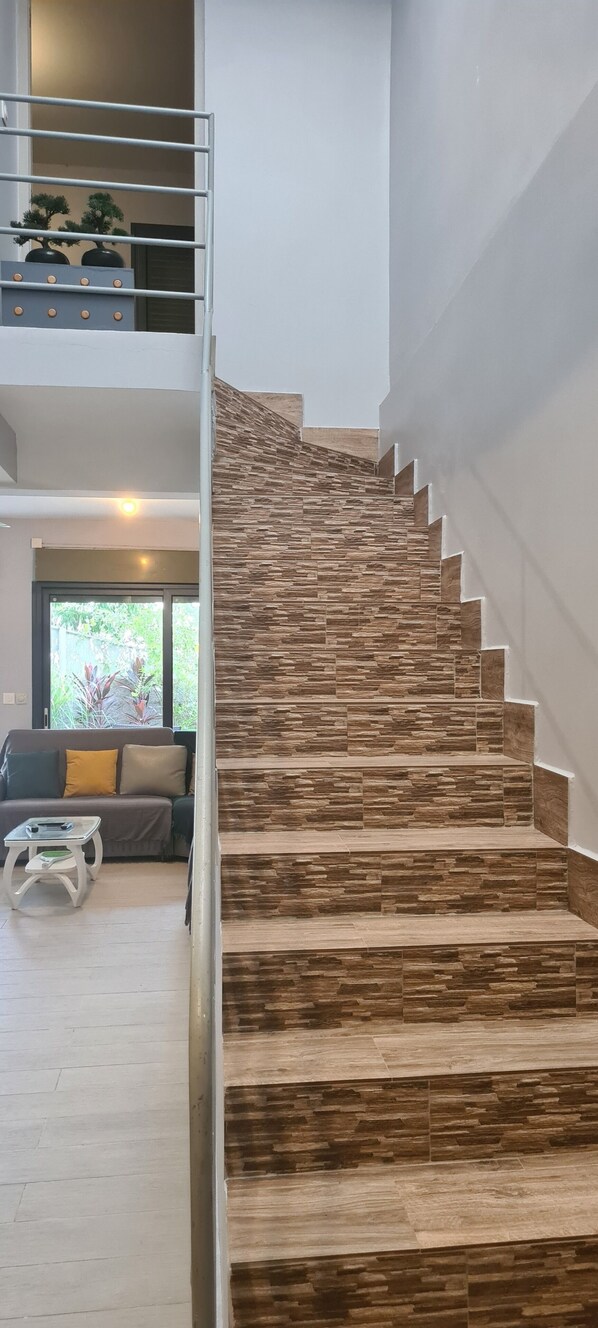 Familieleilighet | Oppholdsområde | En 106-tommers smart-TV med kabel-kanaler samt Netflix og filmkjøp