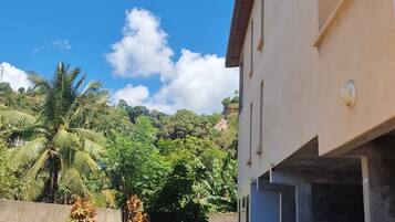 Vista frontal de la propiedad