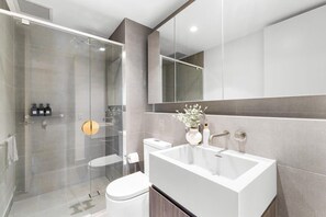 Dusche, Haartrockner, Handtücher