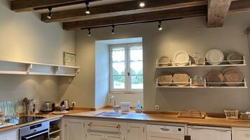 Een koelkast, een oven, een kookplaat, een vaatwasser