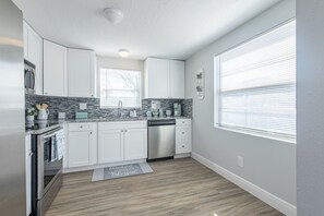 วิลล่าสำหรับครอบครัว | ครัวส่วนตัว | ตู้เย็นขนาดใหญ่, ไมโครเวฟ, เตาอบ, เตาประกอบอาหาร