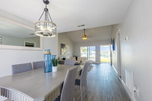Villa familiar | Cocina privada | Refrigerador con congelador, microondas, horno y parrilla de estufa