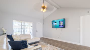 Family Villa | Private kitchen | Full-size fridge, microwave, oven, stovetop