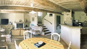 Un interior tradicional con comedor, cocina y sala de estar.