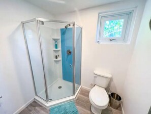 Chuveiro, secador de cabelo, toalhas de banho, sabonete