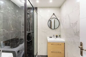 Douche, séchoir à cheveux, pantoufles, serviettes fournies