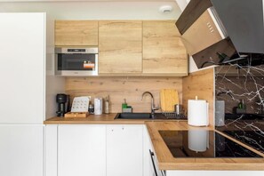 Réfrigérateur, micro-ondes, plaque de cuisson, lave-vaisselle