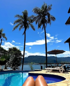 Una piscina al aire libre