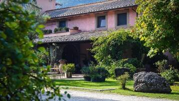 Individually decorated, individually furnished, laptop workspace