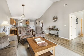 コンドミニアム ベッド (複数台) キッチン ゴルフビュー | リビング エリア | テレビ