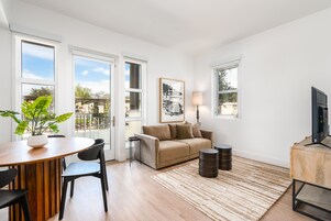 Studio Suite (Self Check-in with Virtual Front Desk) | Espacio para trabajar con un portátil y tabla de planchar con plancha