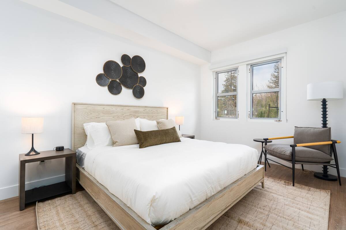 Caltrain-Facing, One-Bedroom Apartment (Self Check-in with Virtual Front Desk)