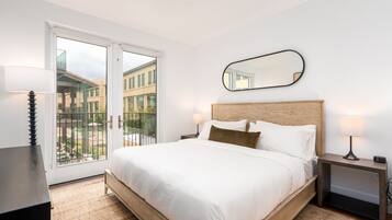 Caltrain-Facing, Two-Bedroom Apartment (Self Check-in with Virtual Front Desk) | Espacio para trabajar con laptop y tabla de planchar con plancha