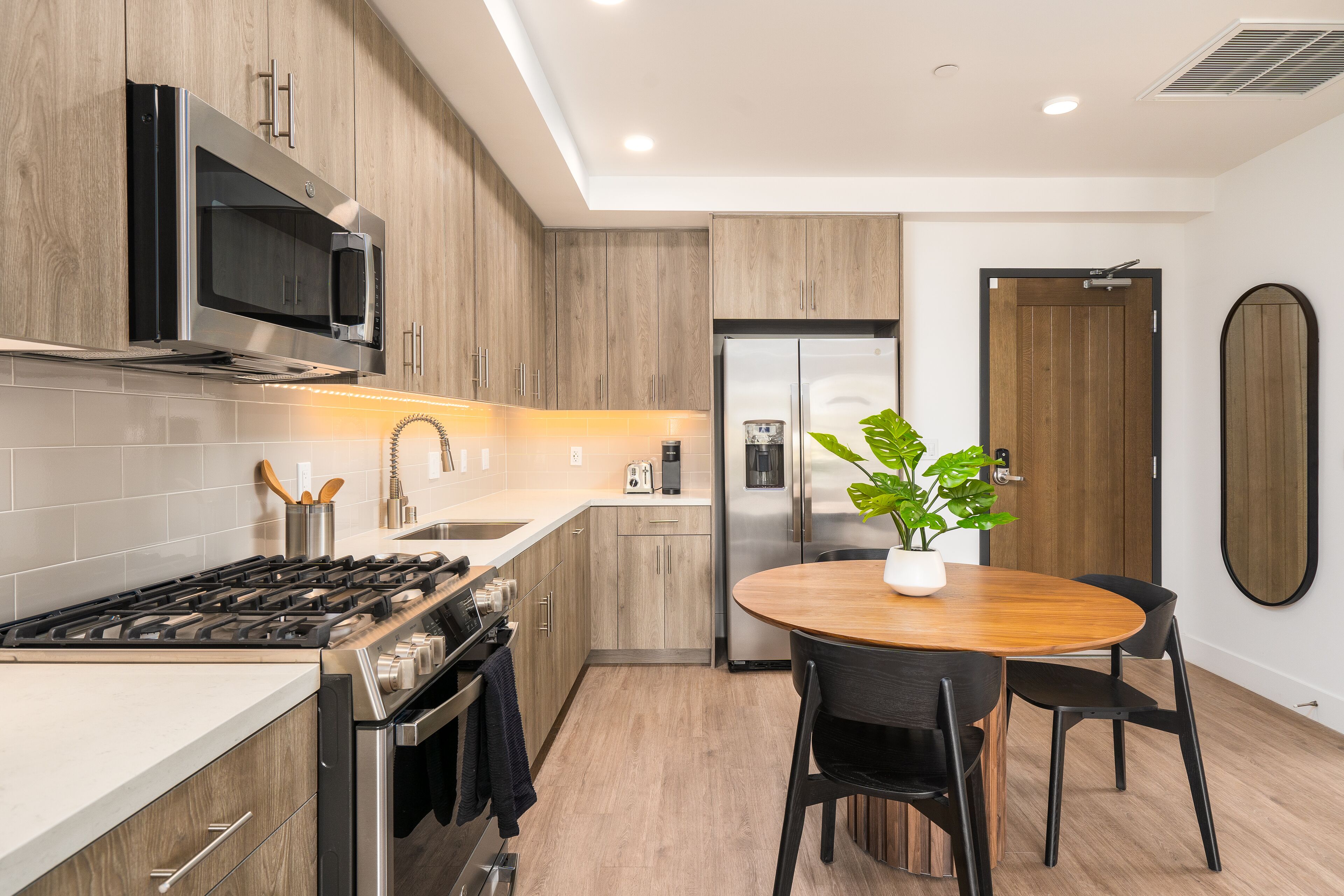Caltrain-Facing, One-Bedroom Apartment (Self Check-in with Virtual Front Desk) | Private kitchen | Full-size fridge, microwave, oven, stovetop