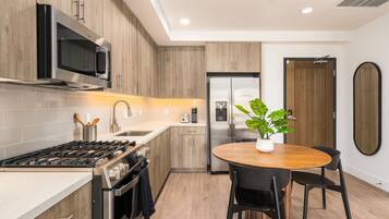 Caltrain-Facing, One-Bedroom Apartment | Private kitchen