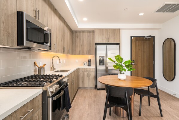 Caltrain-Facing, One-Bedroom Apartment (Self Check-in with Virtual Front Desk) | ครัวส่วนตัว | ตู้เย็นขนาดใหญ่, ไมโครเวฟ, เตาอบ, เตาประกอบอาหาร