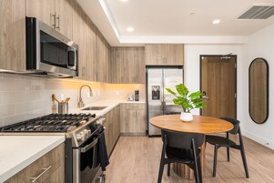 Caltrain-Facing, One-Bedroom Apartment (Self Check-in with Virtual Front Desk) | Cocina privada | Cafetera o tetera, frigorífico grande, microondas y horno