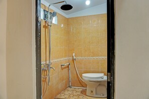 Shower, towels - Capital O 92316 Wisma Widya Loka Pratama Near Futsal Tebing Gading (Muaradua)