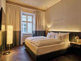 Ropa de cama hipoalergénica y minibar con artículos gratuitos 