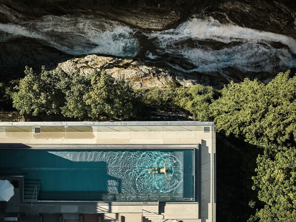 Una piscina al aire libre