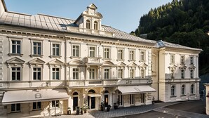 A grand hotel with classical architecture, featuring multiple balconies and a prominent clock tower. - A-ROSA Straubinger Grand Hotel Bad Gastein - Adults Only (Bad Gastein)