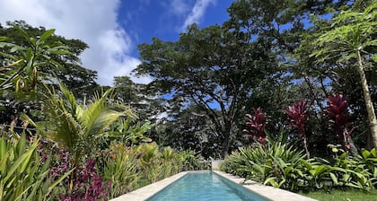 Feeling Trees Jungle Lodge-Casa Caracoles walking distance to the beach